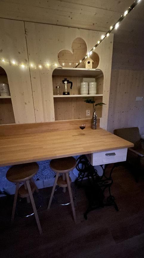 Glamping - Stylova Maringotka V Srdci Ladova Kraje, Pobliz Hlavniho Mesta Prahy Stribrna Skalice Bagian luar foto