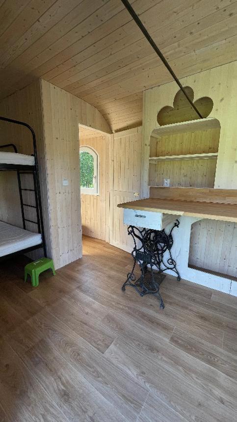 Glamping - Stylova Maringotka V Srdci Ladova Kraje, Pobliz Hlavniho Mesta Prahy Stribrna Skalice Bagian luar foto