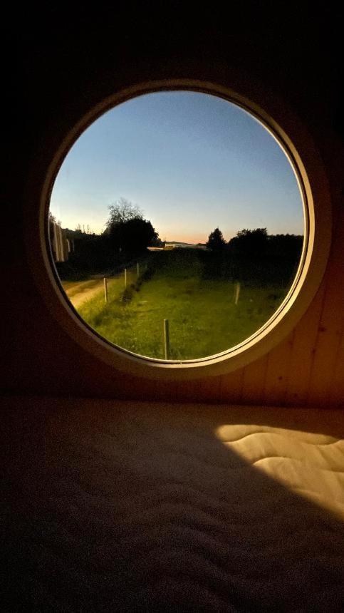 Glamping - Stylova Maringotka V Srdci Ladova Kraje, Pobliz Hlavniho Mesta Prahy Stribrna Skalice Bagian luar foto