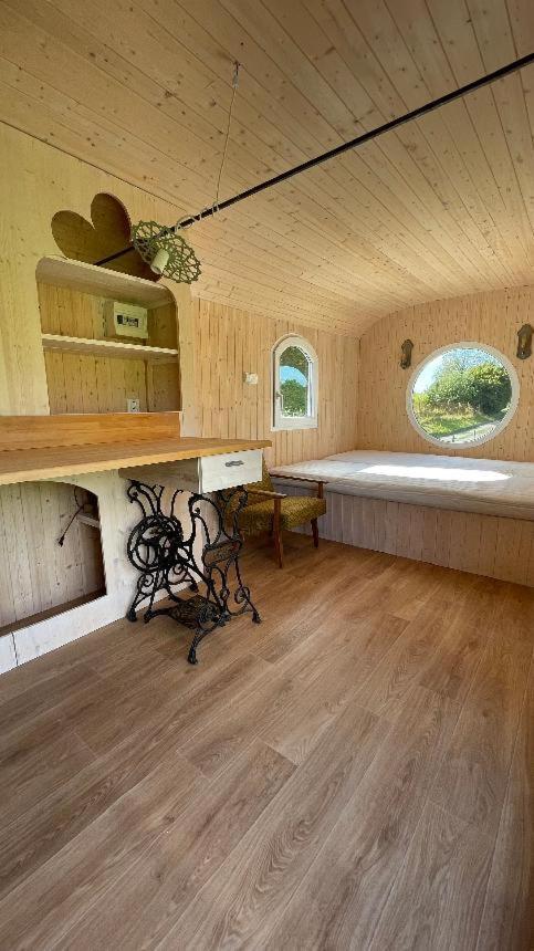 Glamping - Stylova Maringotka V Srdci Ladova Kraje, Pobliz Hlavniho Mesta Prahy Stribrna Skalice Bagian luar foto