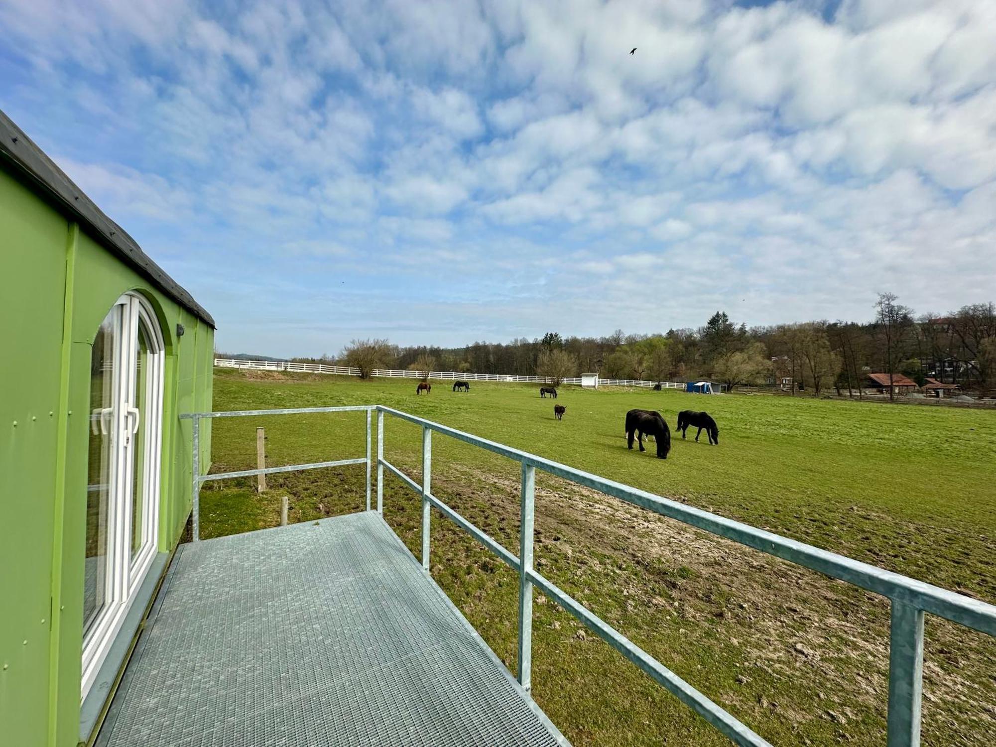 Glamping - Stylova Maringotka V Srdci Ladova Kraje, Pobliz Hlavniho Mesta Prahy Stribrna Skalice Bagian luar foto